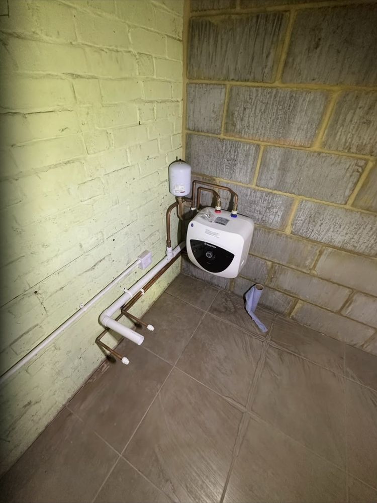 Small under-sink water heater with an expansion vessel